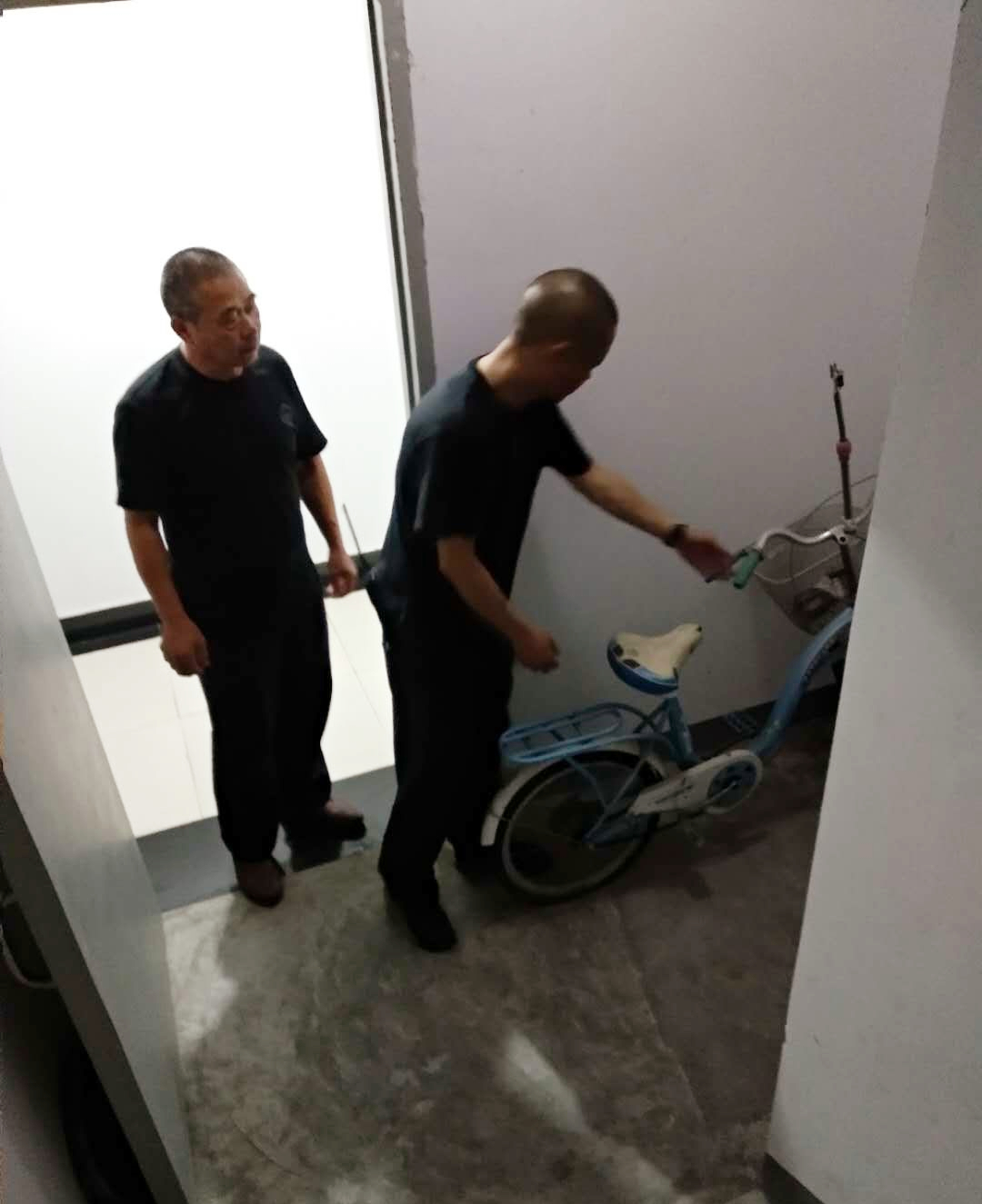 水岸金城上門排查各樓道是否堆放雜物，保證消防通道暢通